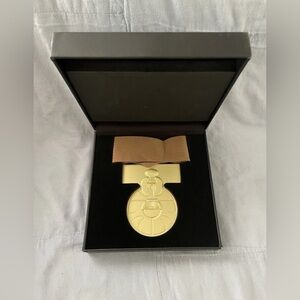 NEW Walt Disney Parks Star Wars Galaxy's Edge Dok-Ondar's Medal of Yavin Replica